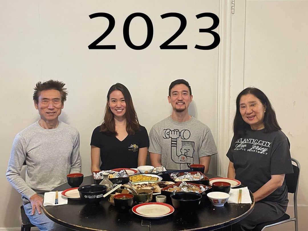 Lily Saito (齊藤莉理)のインスタグラム：「Happy New Year!! From the Saito family. Celebrating the start to the new year with the famous New Years Dish prepared by the one and only @mksaitony 😍 Wishing that 2023 is filled with an abundance of love, joy and laughter for you all. 🙏🏻💜 Let’s make this the best year yet!!  新年明けましておめでとうございます！今年もよろしくお願いします！😊　みなさん良いお年を！🙏🏻」