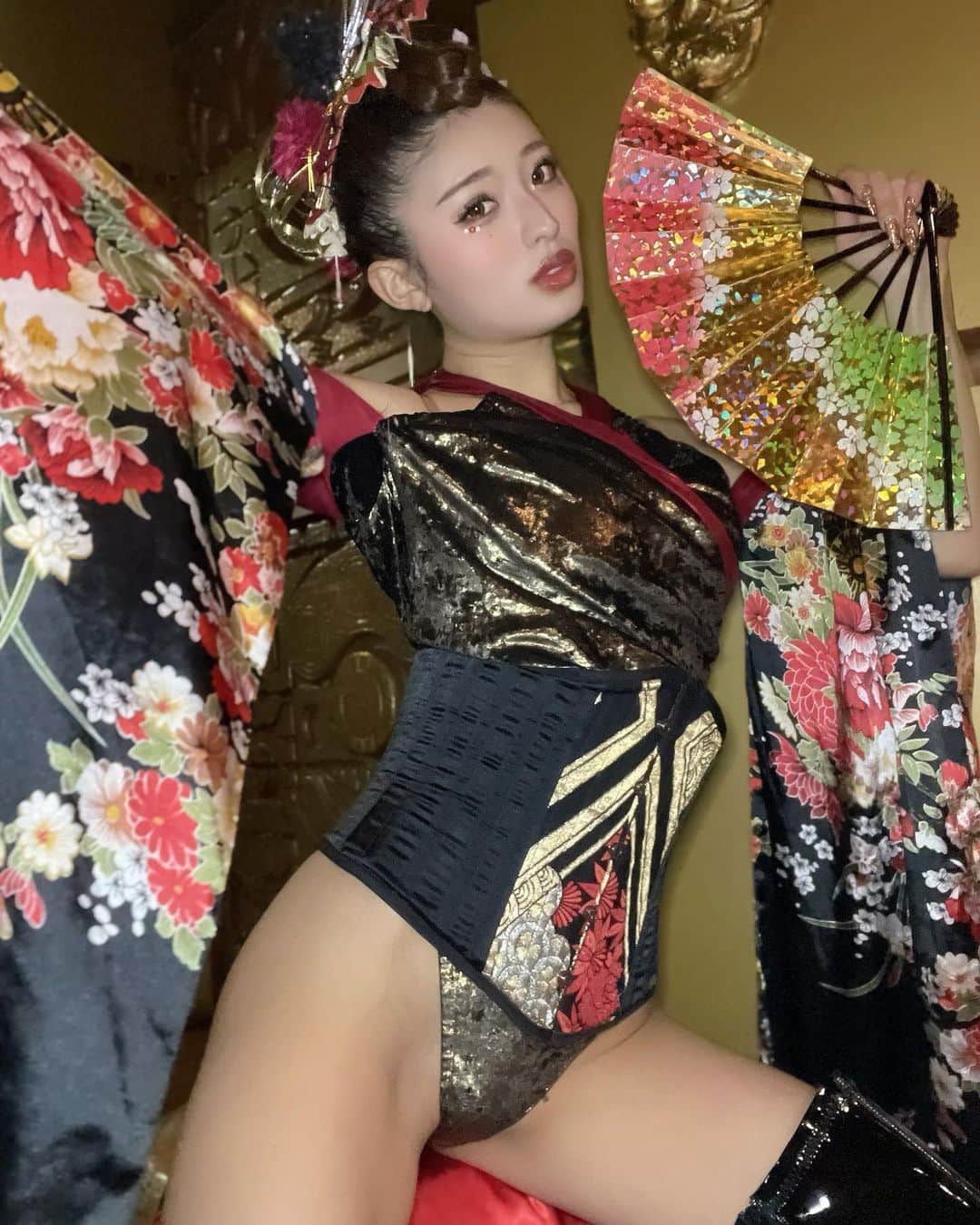 MIYABIのインスタグラム：「新年🎍明けましておめでとう御座います🌅⛩✨  カウントダウン　@kingxmhu 年越し一緒に過ごしてくださった方々、ありがとうございました🥹✨  2023年🐰良いスタートがきれました😌  今年は昨年のミヤビより更に精進しますので皆様、温かく見守ってください💜💜💜  2023年もミヤビームたくさん受け取ってね💋  素敵な一年になりますように✨  今年もよろしくお願い致します🙇‍♀️  #cyberjapan  #札幌」