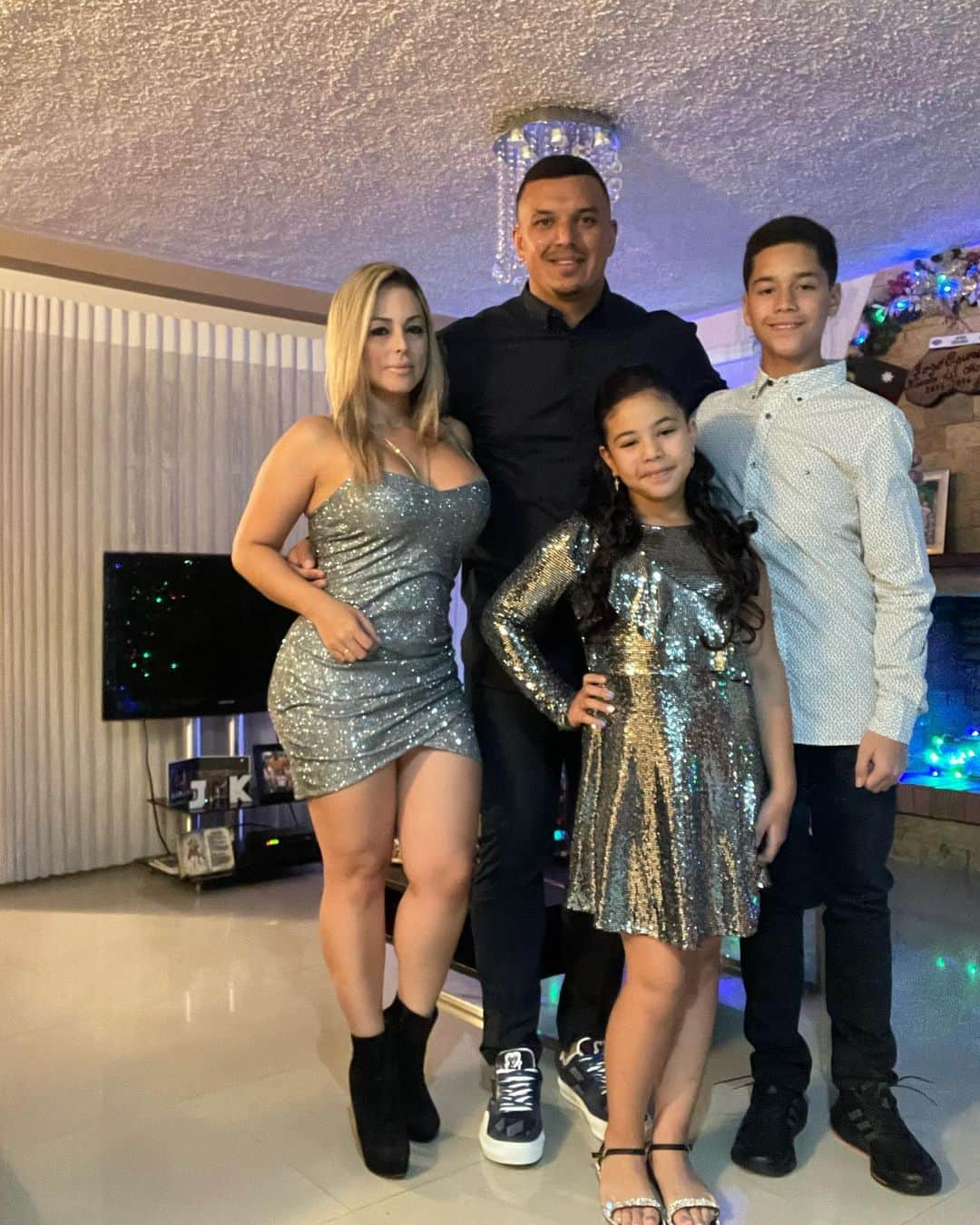 ホセ・オスナのインスタグラム：「Happy new year 2023 from Osuna family… The best for all of you ✌🏽🙌🏽✌🏽」