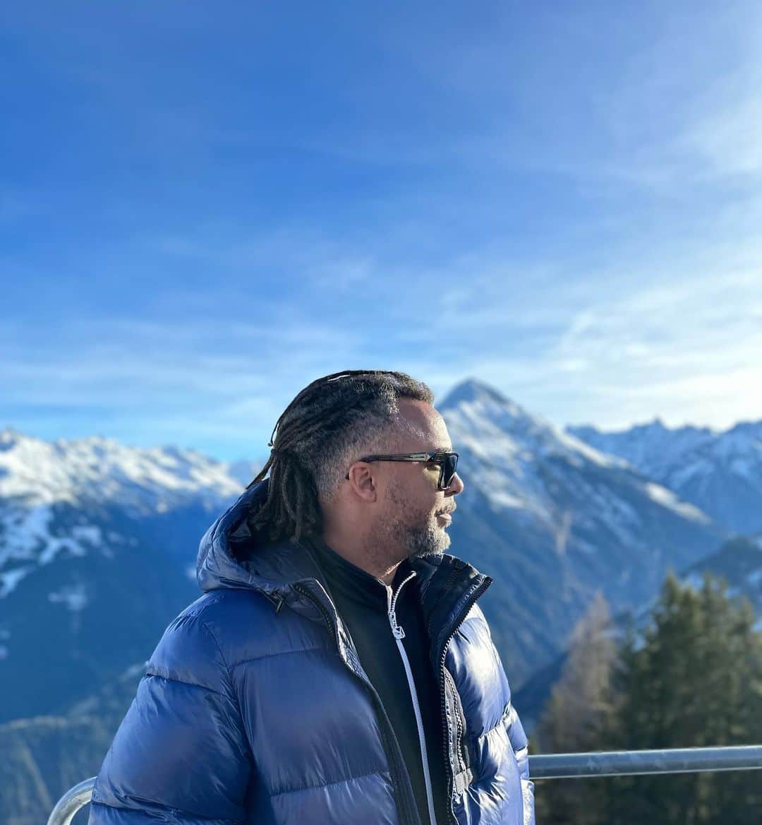 のインスタグラム：「Happy new year everyone and thank you for your greetings! 🙏🏽🙏🏽🙏🏽 I’m Looking forward to an exciting one!🙌🏾🥳😎 • • • • • #2023 #newbeginnings #love #friends #family #fun #thankful」