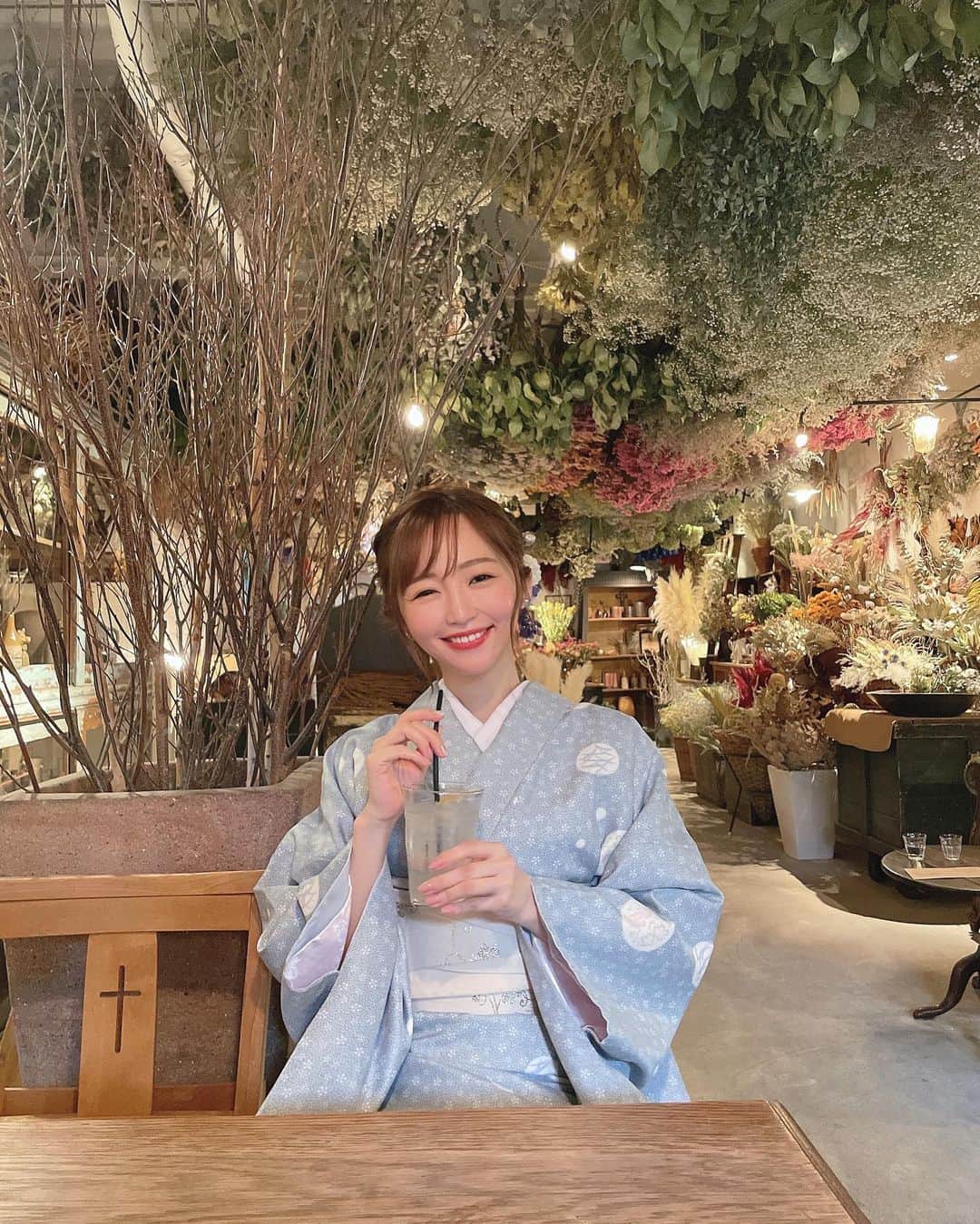 のインスタグラム：「🎍  明けましておめでとうございます＾＾!!  今年は20代最後の年なので 1日1日を大切に過ごし、基盤をしっかり固め 躍進の年にしたいです✍🏻  満足がいく1年になりますように…🐰🪄  今年もよろしくお願いします🐇💕  #お正月 #元日 #着物 #お花屋さん #京都」