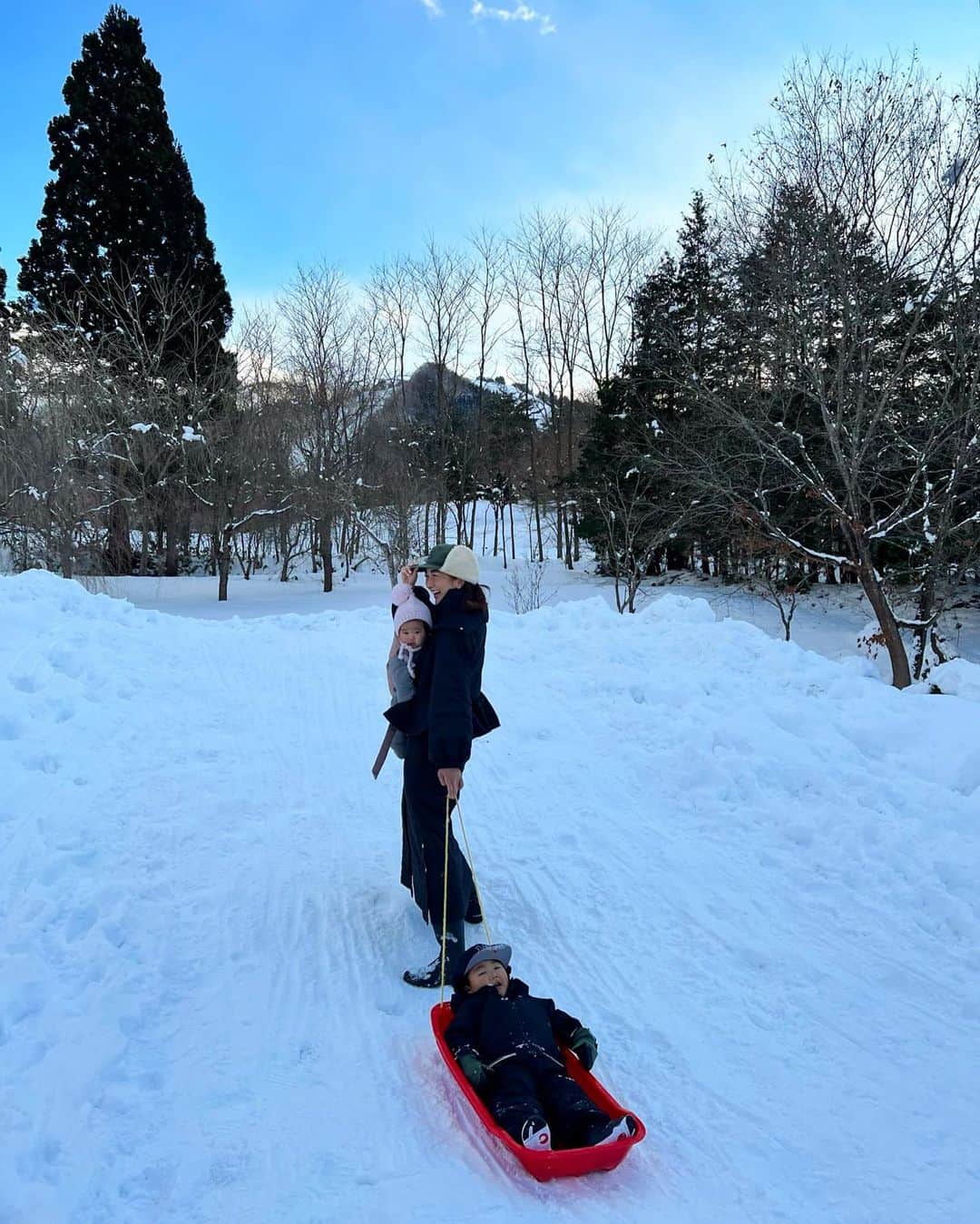 Mai Wakimizuのインスタグラム：「青森屋から界津軽へ移動。津軽では雪遊びと温泉をメインに＼(^o^)／今日は3時間ぶっ通しで遊んだ♡息子の遊び相手は基本主人、私は娘を抱えながらひたすらカメラマン！笑 1枚目、一生懸命引っ張ってるのに全然進まず爆笑してるところ。笑 夏はプール三昧だったように、冬は雪三昧にしたいな♡ちなみに私的に息子のウェア姿が好きです。笑 #2歳5ヶ月#生後5ヶ月#兄妹#家族旅行#界津軽#青森」