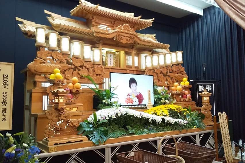 白石香さんのインスタグラム写真 - (白石香Instagram)「2022年、 私と私の家族、支援者の皆様、応援してくださってる多くの方々にとって、とても悲しい出来事が起こりました。 私の母、白石洋一の妻が天国へ行きました。 母は、強くて、明るくて、パワフルで、本当に尊敬する人でした。  #今治#今治市#西条#西条市#新居浜#新居浜市#四国中央#四国中央市#愛媛県#衆議院議員#国会議員#国会議員の娘#白石洋一#白石よういち」1月1日 23時36分 - shiraishikaori5541