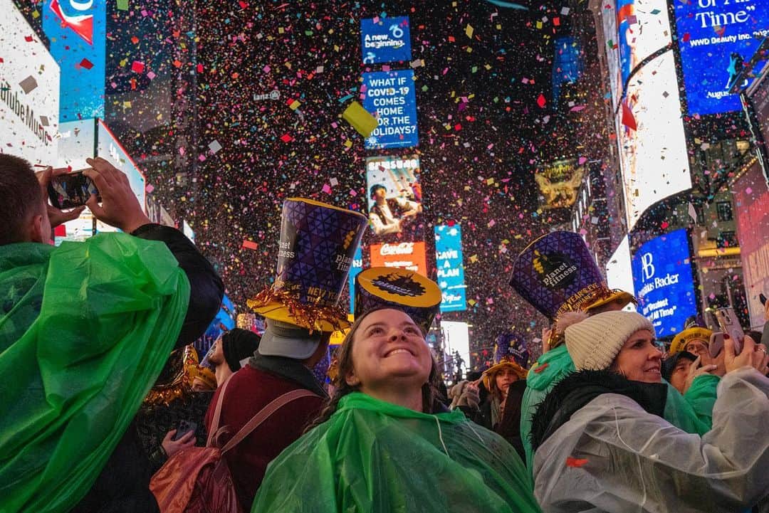 Q. Sakamakiさんのインスタグラム写真 - (Q. SakamakiInstagram)「Happy new year! Times Square in New York, after the ball drop. #happynewyear #happynewyear2023 #timessquare #nyc #confetti」1月1日 23時52分 - qsakamaki
