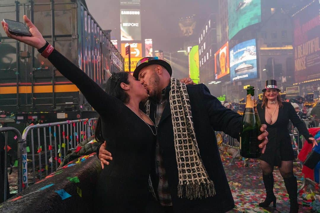 Q. Sakamakiのインスタグラム：「Happy new year! Times Square in New York, after the ball drop. #happynewyear #happynewyear2023 #timessquare #nyc #confetti」