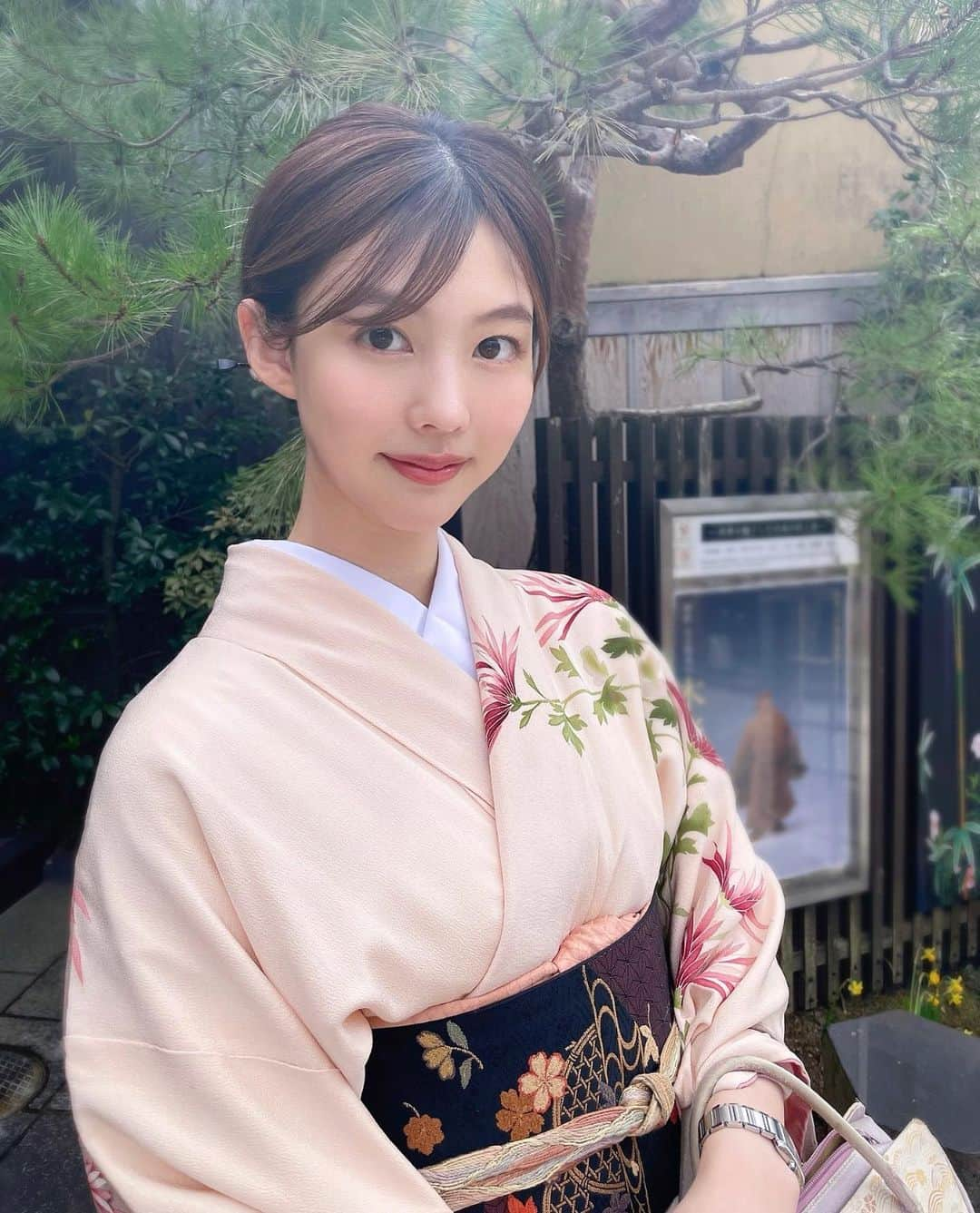 松田紗和のインスタグラム：「2023年🤍 あけましておめでとうございます🎍✨  昨年は、ありがとうございました。 2022年は言ってたとおりステップアップできたかな 有言実行❤️‍🔥 予想外の事も楽しみながらやっていこうと思いつつ、いざ起こるとそんな訳にもいかずうまくいかない事も沢山でしたが...言える事は健康第一ですね🙏身体壊しすぎた💧  芸能のお仕事を辞めてから何してるか知らない方ばかりだと思いますが、🙇‍♀️ 半年後にエステサロンを開業し、昨年は目標だった二店舗目をオープンさせていただきました☺️💞 完全に辞めてしまい、これからなのにってがっかりさせてしまった方もいたと思いますが...その話はまたいつか🤣🙏 一旦全て捨てて、みえたものに一直線に突っ走った一年半でした🫶  今まで何をする時も周りの話は一切聞かず見ず言わずで、完全に一匹狼で猪突猛進型でしたが、仕事仲間もでき、初めての気持ちも沢山で...🥺 今年は、もっともっと色んな事の幅を広げていきたいなと思っています🔥 枠にとらわれず、追求しようと思います  新しい私も、皆さまどうぞよろしくお願い致します🐻🌸　  #2023#あけましておめでとうございます #happynewyear」