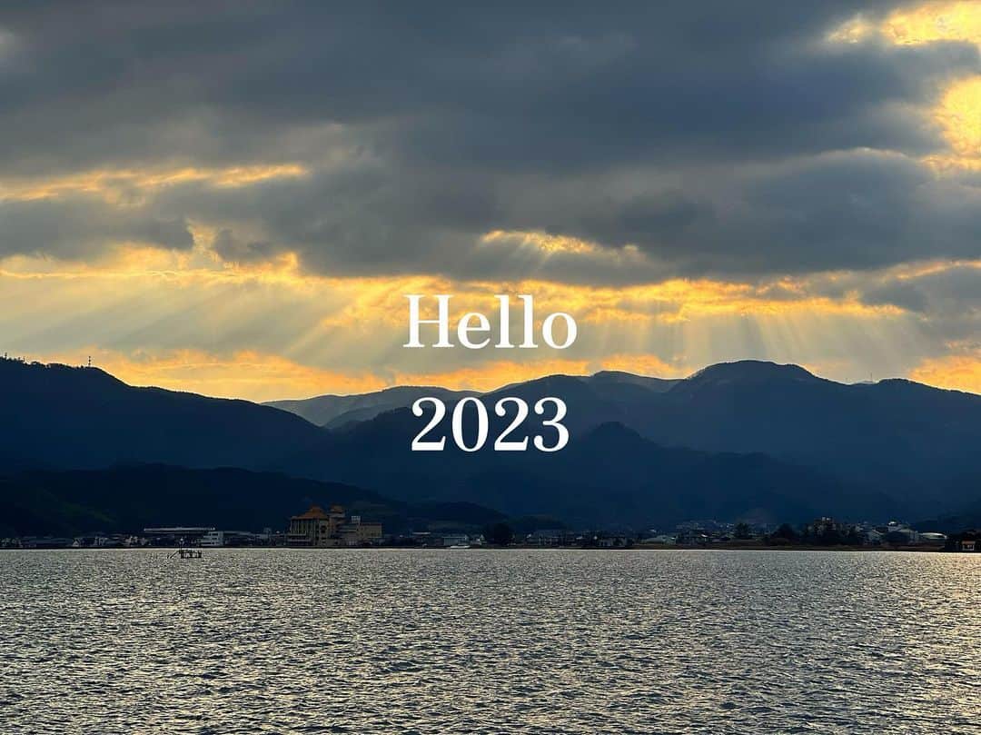 透水さらさのインスタグラム：「あけましておめでとうございます。 本年もどうぞよろしくお願いします✨ 皆様にとって幸多き年となりますように  #今日の朝の景色 #写真は夏休みの #家族で行ったプール」