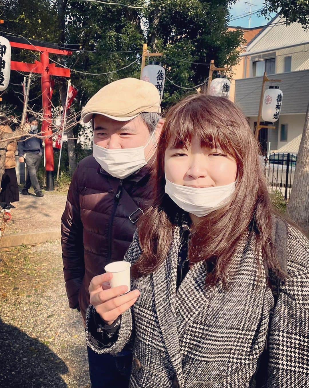 オカノアキラさんのインスタグラム写真 - (オカノアキラInstagram)「2023あけましておめでとうございます！今年もよろしくお願いします。 #うさぎ年  #親子でウサギポーズ #娘大好きパパ  #娘とパパ  #正月天気がよくて嬉しい  #もちろん正月昼から飲んでる」1月2日 0時40分 - nanakuse5