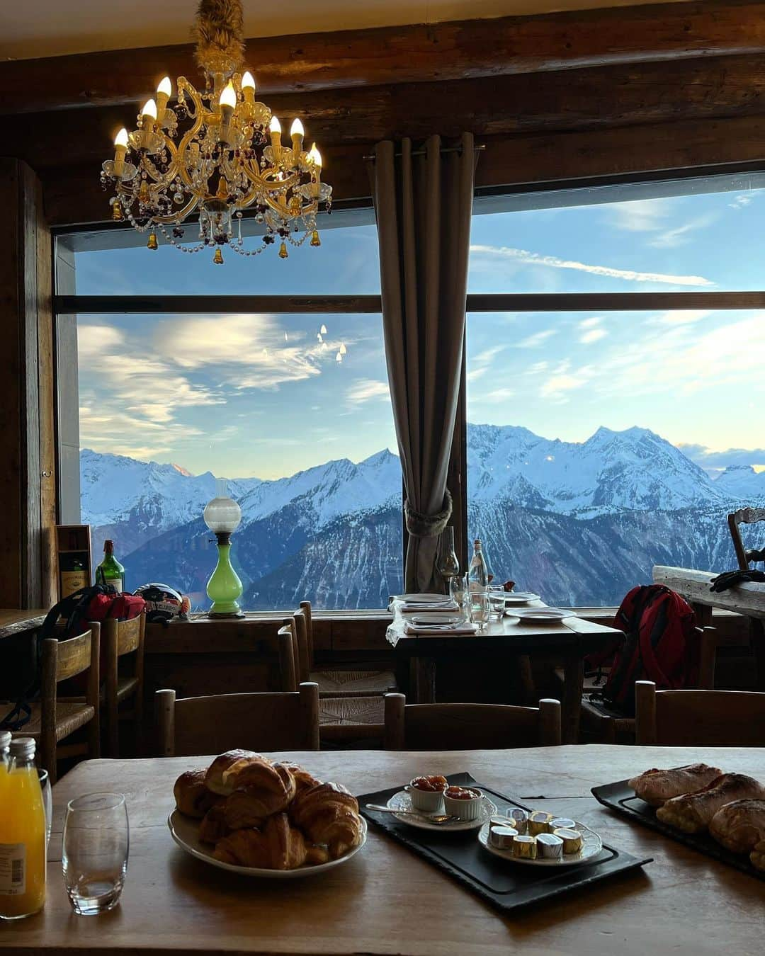 ジェームズ・ロシターさんのインスタグラム写真 - (ジェームズ・ロシターInstagram)「New Year started! Skinning to the top of the mountain for a sunrise breakfast 🏔️⛷️🎿」1月2日 1時01分 - rossiterracing