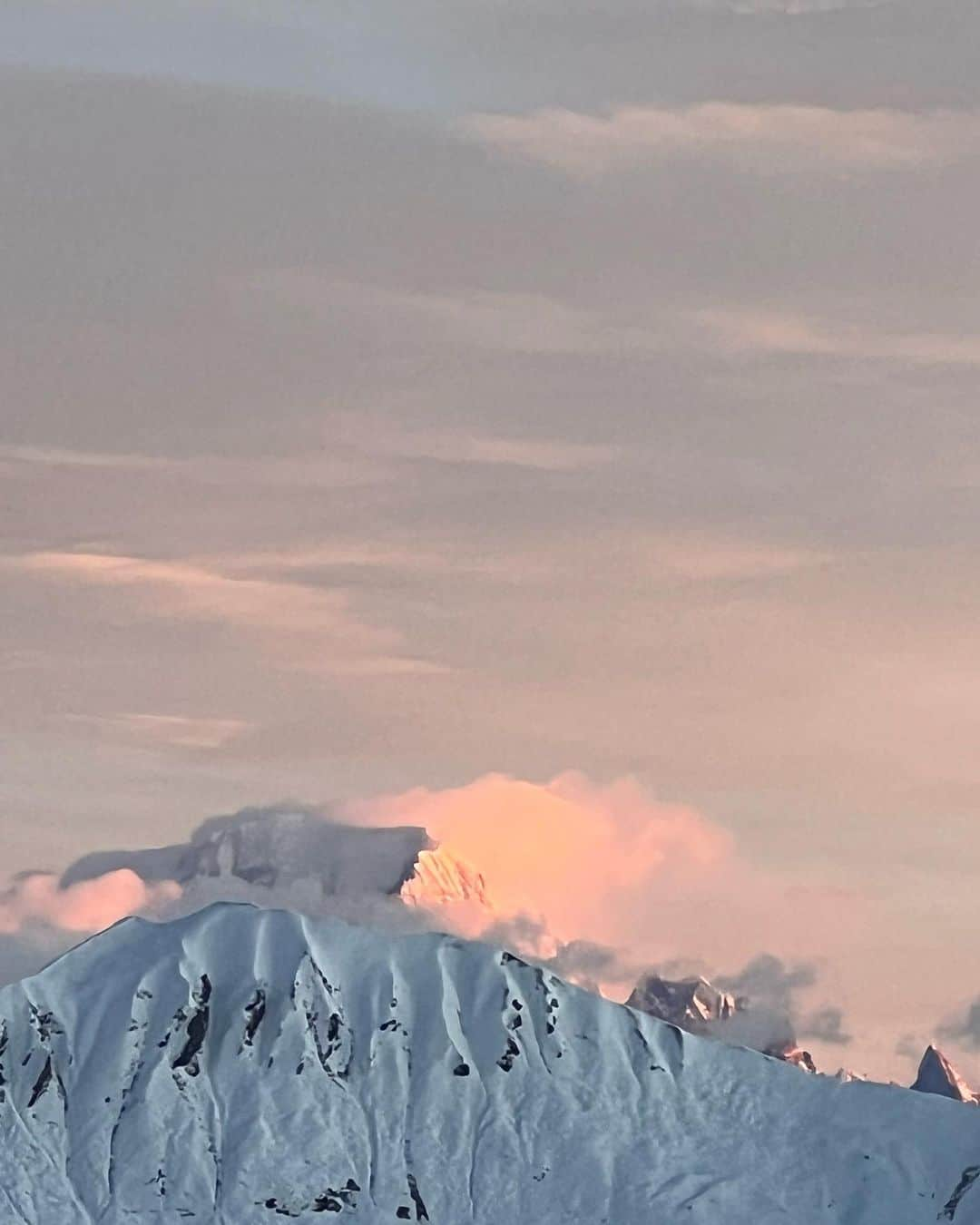 ジェームズ・ロシターさんのインスタグラム写真 - (ジェームズ・ロシターInstagram)「New Year started! Skinning to the top of the mountain for a sunrise breakfast 🏔️⛷️🎿」1月2日 1時01分 - rossiterracing