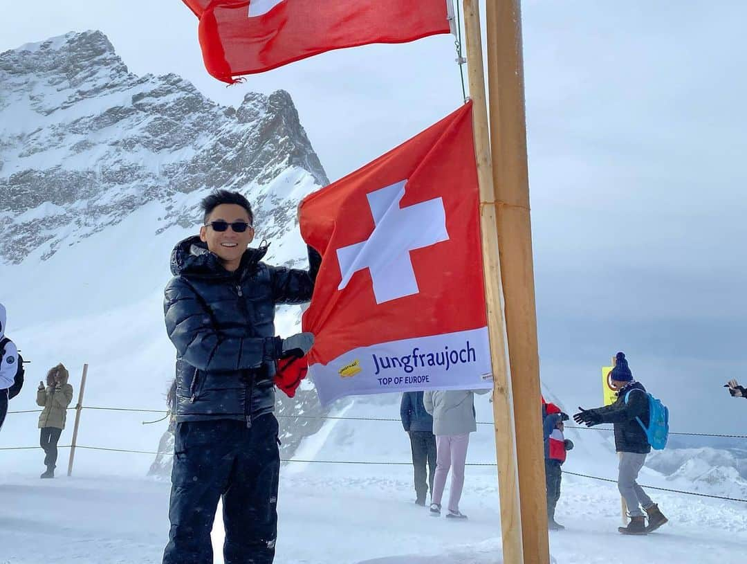 ジェームズ・ワンさんのインスタグラム写真 - (ジェームズ・ワンInstagram)「HAPPY NEW YEAR from the Top of Europe! 🍾🥂 Here’s to love, peace, health and prosperity for 2023. May all your dreams come true.」1月2日 2時21分 - creepypuppet