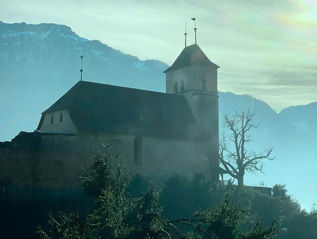 ジェームズ・ワンさんのインスタグラム写真 - (ジェームズ・ワンInstagram)「HAPPY NEW YEAR from the Top of Europe! 🍾🥂 Here’s to love, peace, health and prosperity for 2023. May all your dreams come true.」1月2日 2時21分 - creepypuppet