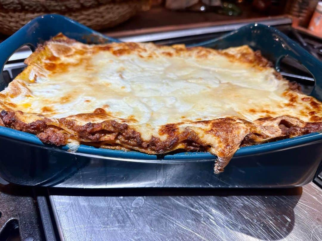 レイチェル・レイのインスタグラム：「New Year’s Day Food Comas…🫠… my Bella, my beauty and an 11-layer lasagne bolognese 😎」