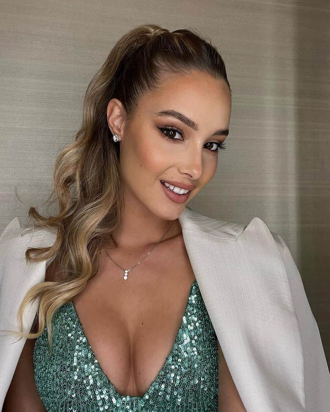ヴィクトリア・ヴァルガのインスタグラム：「A night to remember 🎊 Earlier I said that in 2023 I want to be more spontaneous… well last night was definitely unplanned. We stuck in traffic on NYE, missed fireworks, crashed a white party, danced with strangers but also had so much fun in the best company. Can’t wait to see what 2023 brings. Happy New Year Everyone 🫶🏻🥳」
