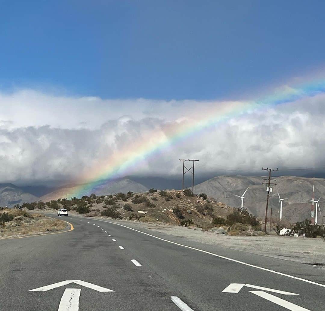 ピーター・ファシネリのインスタグラム：「Rainbows ahead. ⬆️⬆️ Happy 2023!  #PalmSprings」