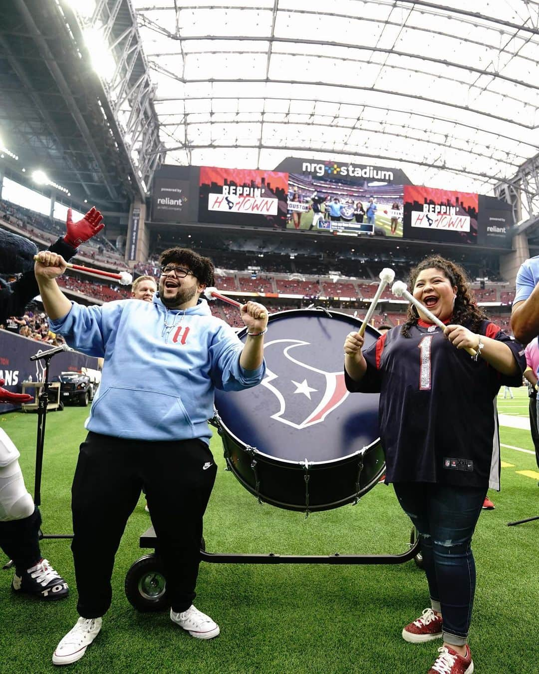 リコ・ロドリゲスのインスタグラム：「Our fav sibs reppin’ H-Town 😎」