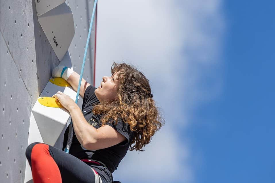 ヤンヤ・ガンブレットのインスタグラム：「Despite 2022 being a challenging year from a general perspective, looking back on what has been happening in the climbing community on and off the wall can be seen as a silver lining!  In my eyes the sport of climbing displayed itself more than ever before as a platform of courage and inclusion, displayed camaraderie and a belief that in working together great things can be done. I’m not surprised this is igniting more and more passion around the world! ✨  Big up, climbing! Let’s keep this going in 2023 and not take it for granted!   📸: @ifsclimbing @lenadrapella @dimitris_tosidis @janvirtphotography」