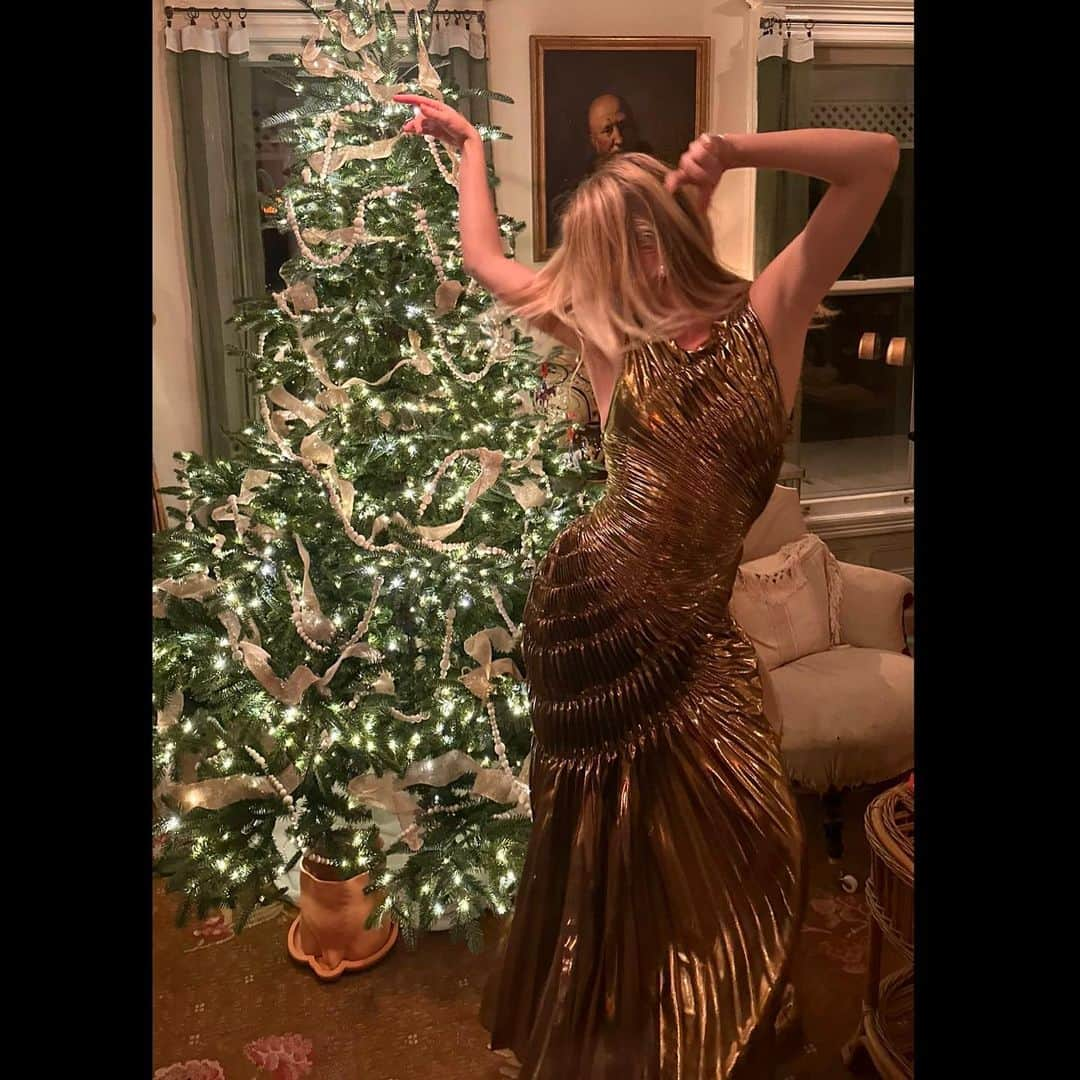 アナベル・ウォーリスのインスタグラム：「2023 here I come! 🔥🔥🔥🔥  Thank you @georgia.hardinge for my favorite dress. Thank you @cmbenz for being the best host 💛」