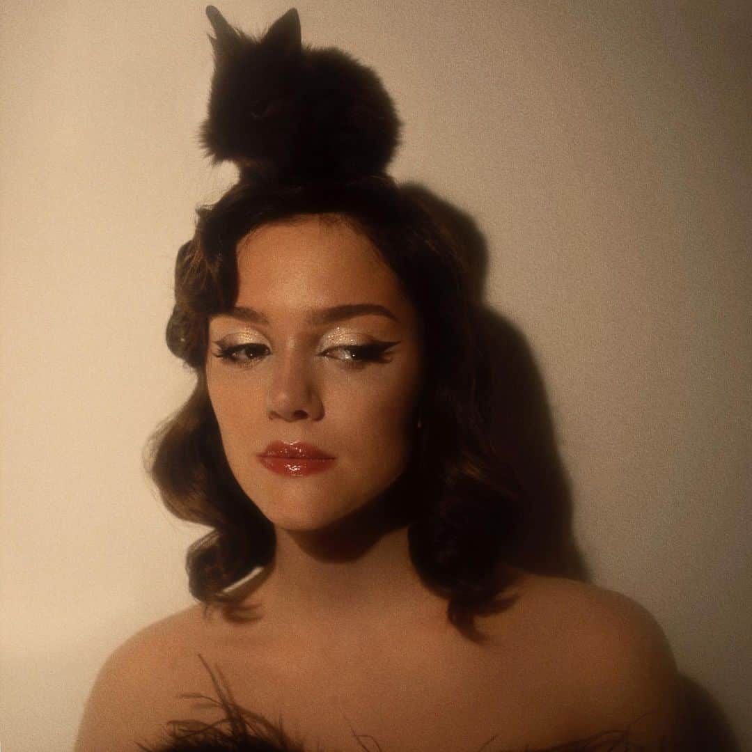 エフゲニア・メドベージェワのインスタグラム：「🐇🖤 .  Style: @maria.barabina & @bandblad 📸: @burning.princess」