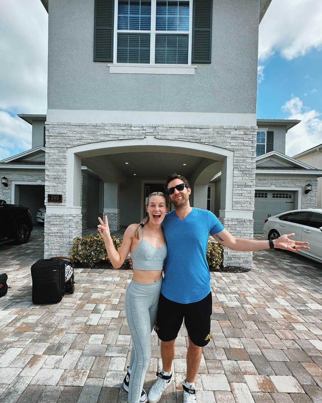 のインスタグラム：「What an end to 2022. The Lewis family visits 🇺🇸 for my Dad’s 80th birthday. Enormous thank you to @experiencekissimmee for hosting us at @encoreresort in Reunion.  From a private dining experience to a cinema room for the World Cup. From the swimming pool to the golf course. It was a perfect trip that had it all. Here’s to 80 more years!」