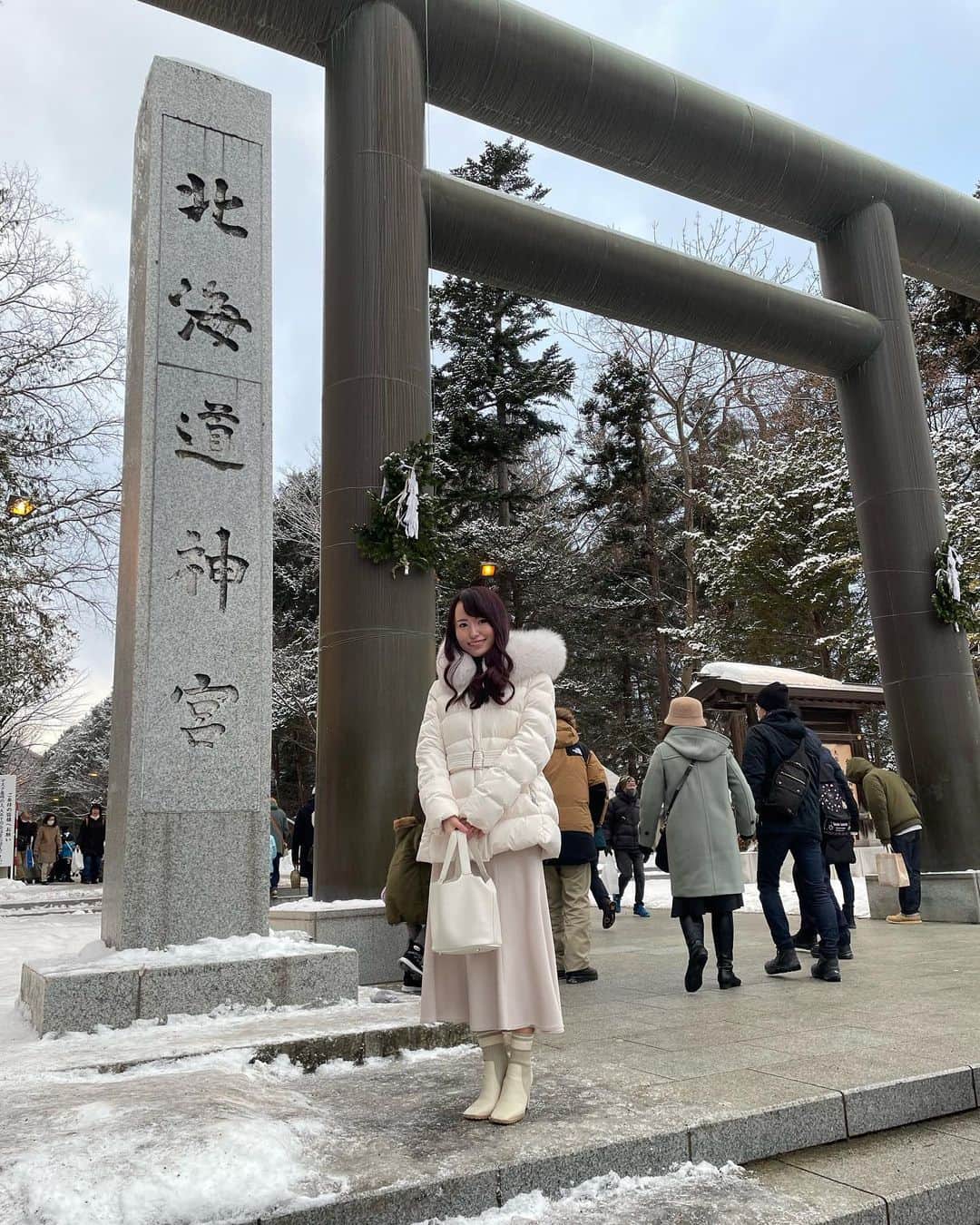柏木葵のインスタグラム：「あけましておめでとうございます🐰  2023年最初の日は、マイナス4度のなか北海道神宮に初詣に行きました 寒さで手と足の指の感覚が本当になくなり 新年早々やっちまったか？と本気で心配になりましたが帰りのタクシーで復活しました  おみくじを引くことを楽しみに出向きましたが、あまりの寒さに内容など1ミクロも読むことなく慌てて結んで帰ってきました 今日だけで「寒い」「痛い」を軽く100回は口に出した気がします  毎年目標をあれこれ決めて新年を迎えるのですが 年末ドタバタしていて細かく決めることができなかったので 漢字でいきます。2023年は「通」。筋を通すという決意。カッケー  かっこいいこと言ってますけど 今日は夜お友達と韓国料理を食べに行ってお酒を飲み 家に帰ってきてからやるべき仕事をやらずソファで寝て今起きました（深夜3時なう）  どんな1年になるんだろう。 今年もどうぞ宜しくお願いします🙇🏻‍♀️  #2023 #初詣 #北海道神宮 #氷点下 #寒い」