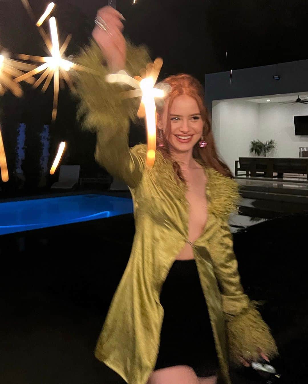 マデライン・ペッチのインスタグラム：「happy me and happy new year ❣️」