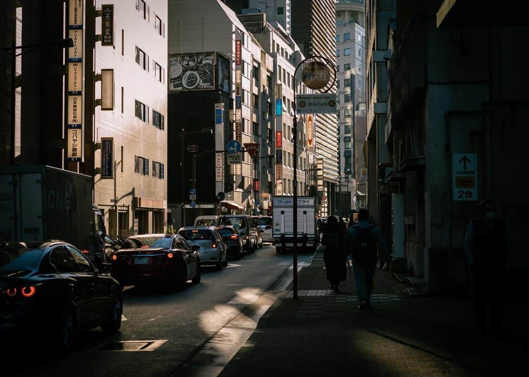 羽坂譲人のインスタグラム：「Week 52: The ad recently pushing me says, "Your life, 4000 weeks as it's 80 yrs in average". What I see in my whole life, including the 1 / 3 as the time for sleep. I have to keep my eyes open. . I was grown as X th weeks when I was a newborn. I grew up recognizing year by year with every spring before I knew it, and I was unaware of each year passing rapidly. Not sure why I didn't calculate, I can easily see that I live in the X th weeks in my life. . The process of making commercial photography making the picture clear and designing the framing / detail, and the documentary one enjoying all the actions, happenings, accepting what I get — I enjoy both and in between, playing back and forth, and now my time eventually passes meaningfully. . I have done away with many RAW files in these years, which I kept stocked for some reasons. Also I take almost one click at one time. Time passes when you check and think without the standard of judging what is good or bad. The time I spent for reviewing, thinking again and again without clear opinions, editing differently... is worth for going out to another place for shooting something new. . How many shutters I will click in the rest of my life? It's not amount to much. Then the camera comes to me that fits from itself, and I see, I now don't need to compare. . 1年は52週間。最近よく流れてくる広告に、人生は80年とすると4000週間と書いてある。その3分の1を睡眠に費やしてしまうなら、実際残った時間で何が見れるのだろう。目を開けていなければ見ることもできない。 . 生まれた時は、生後何週間という数え方だった。（いや、生まれる前もか）いつのまにか春を境に終わりと始まりがくる環境で育ち、気がつけば積み重なる感覚を確かめることなく今をひたすら走っていた。なぜ1度も計算したことなかったのだか。自分が生後何週目かは簡単に算出できるのだが。 . 撮りたい絵を先にはっきりさせて、その構図、その被写体の細部まで丁寧に作り込む商業写真の撮影プロセスと、現場で起きるすべてのアクションを楽しみながら、得られた絵を受け入れるドキュメンタリーの撮影プロセス。シャッターを切り続けながら、被写体を探しているのか作っているのか、どちらもごちゃ混ぜにしながら、行ったり来たりしながら、気づけば時間が絵とともに積み重なっていくのがとても楽しく、意義のあることのように思える。 . この数年で、何のためにかわからない、保険で、素材撮りで、とストックされた同じような見返すこともないRAWファイルを大量に捨てた。撮る時もなるべく集中して1枚だけ切る。見返している間も、時間は進んでいくのだ。撮り直し、確認し、選ぶのに苦労し、エディットしてはまたやり直す。その時間を使って、別の場所に新しい写真を撮りにいく方がいい。 . 残された時間で、何枚シャッターを切るのかも、もはやたかが知れている。そうすると、撮りたいカメラも決まってくるというもので、なんだ、迷う余地もなくなってくるものだなあと思えてきた。」