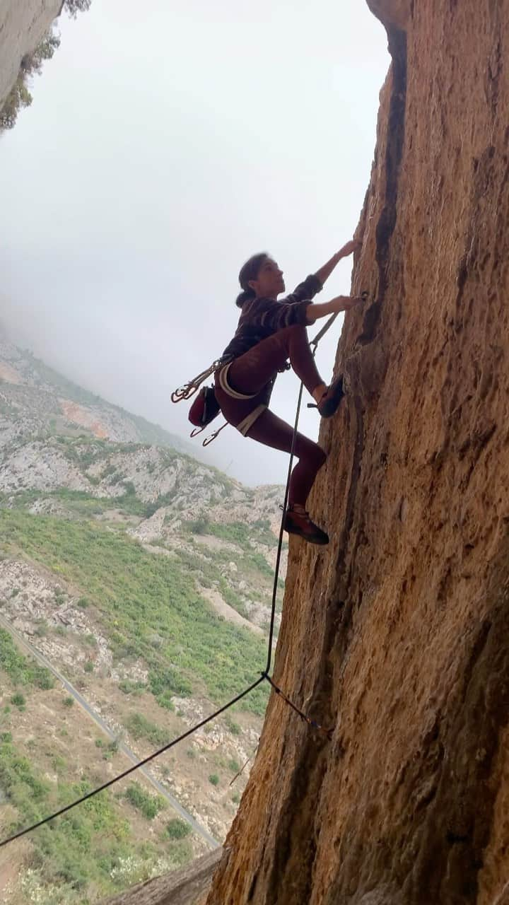 ジュリアン・ワームのインスタグラム：「HNY & hi from the Pyrenees」