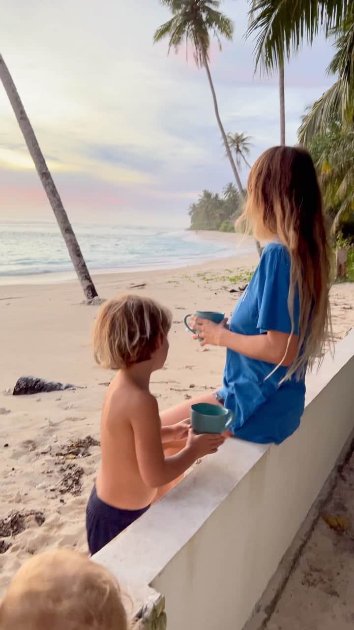 アラナ・ブランチャードのインスタグラム：「2022 was a challenging year for me. Being a mom of two is no joke while trying to balance life, career and relationships. When I look back it really was a year of learning and growing. Couldn’t do it without my best friend @jackfreestone I’m excited for what this year has to bring. Love you all. Happy new year!」