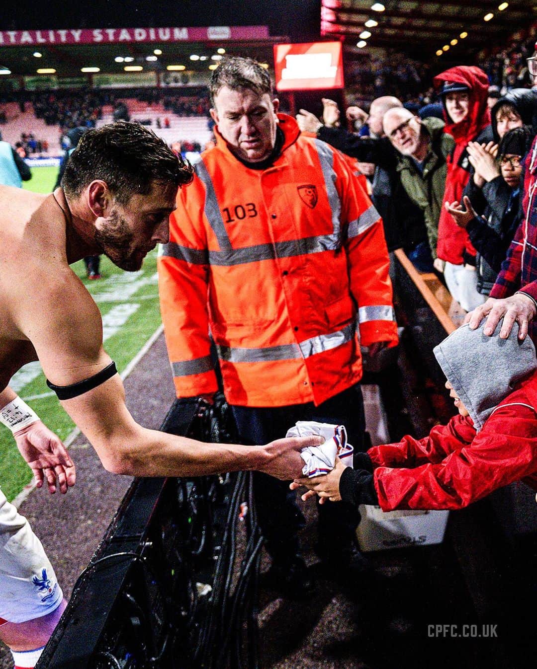 ジョエル・ワードのインスタグラム：「A belated Christmas gift 🤗🎁  #CPFC #CrystalPalace #PL #PremierLeague #Ward」