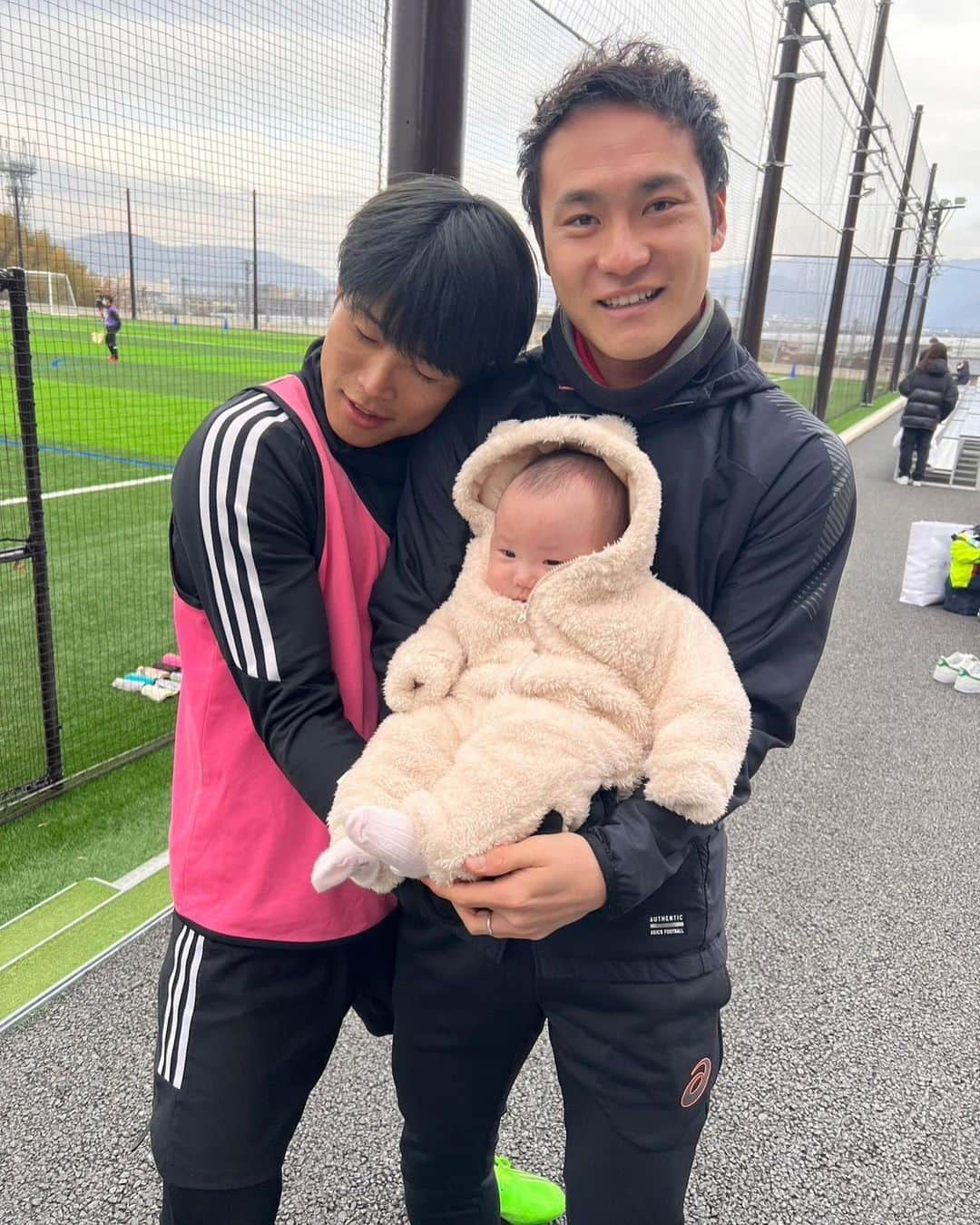 岩崎悠人のインスタグラム：「明けましておめでとうございます！ 今日は高校の初蹴りでした⚽️ 久しぶりに高校の仲間に会えてパワーもらいました🫶🏻  皆さん、本年もよろしくお願いします‼︎」