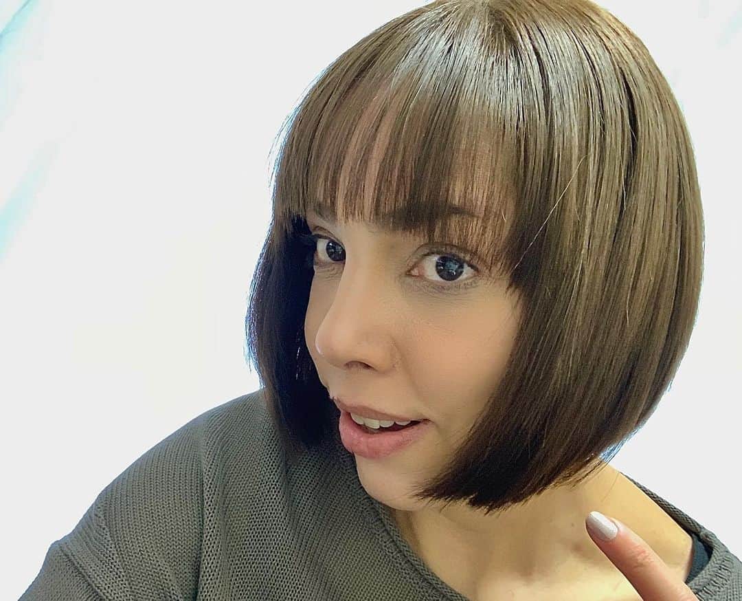 フィフィのインスタグラム：「✌️ #マチルダ 風！なんだかんだ年末に切ったばかりなのに…長さがしっくりこなくて、新年早々カットしてきた‼︎この長さが好き♡ #ボブ」