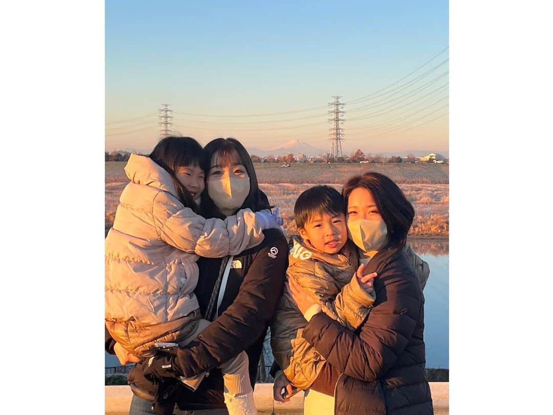 寺村美穂さんのインスタグラム写真 - (寺村美穂Instagram)「#20230101   Happy New Year🌅💛 今年もよろしくお願いします😊  素敵な一年になりますように🐰  #佐野厄除け大師 #初詣  #家族恒例行事  #弟 #姉 #甥っ子姪っ子」1月2日 15時53分 - teramipooo