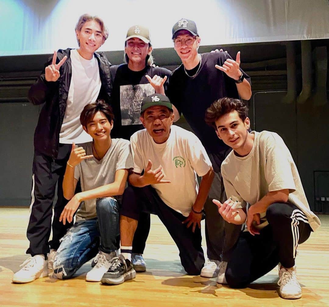 高澤笑大郎のインスタグラム：「日本の皆さん あけましておめでとうございます。 楽しいお正月を過ごしていますか？  昨日放送された 【木梨目線！憲sanのHAWAII15】 ご覧いただきありがとうございました。  木梨さんは僕が小さい頃から テレビで観ていた方です。 僕がまだ小さい頃、 父と車に乗っているときに お会いした事も覚えていてくれました。  お会いできて嬉しかったです。  木梨さん スタッフのみなさん 本当にありがとうございました。  #boygroup #boyband #japan #crossingrain #xr #dance #hawaii #hilo #oahu #honolulu #dancer   @crossingrain @xr_monarch @xr_jorden @xr_devin @xr_haru」