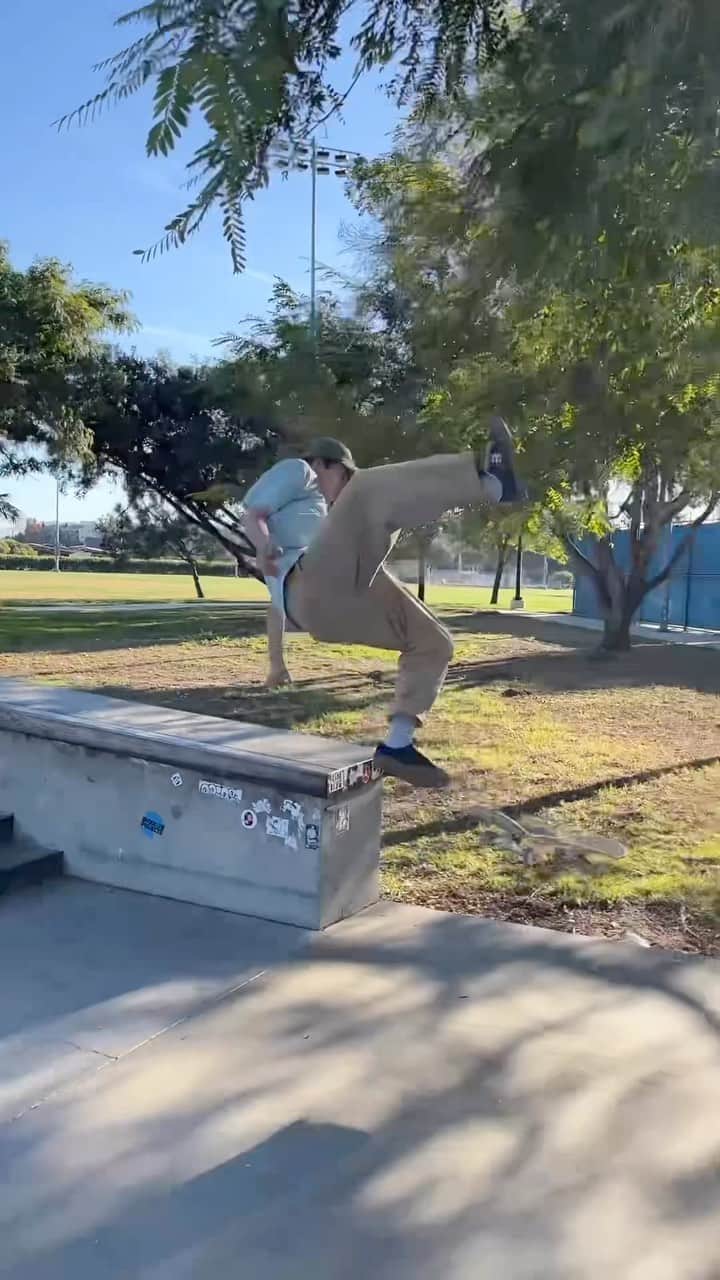 岩澤史文のインスタグラム：「RIP MY 🍑👋🏼😂 #skateboard #お尻割れた #スケボー」