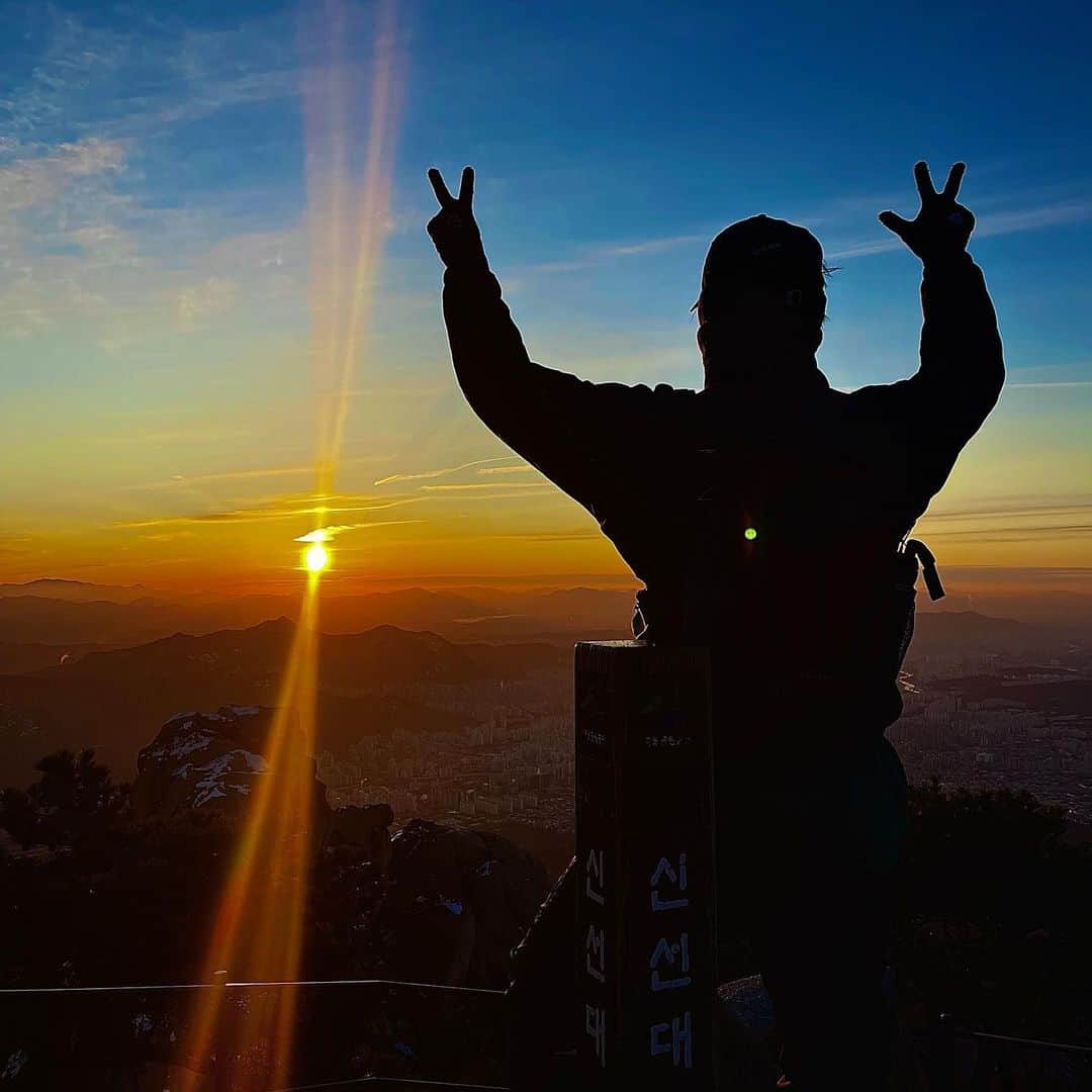 シン・ヒョンスのインスタグラム：「이공둘셋🌄🐰」