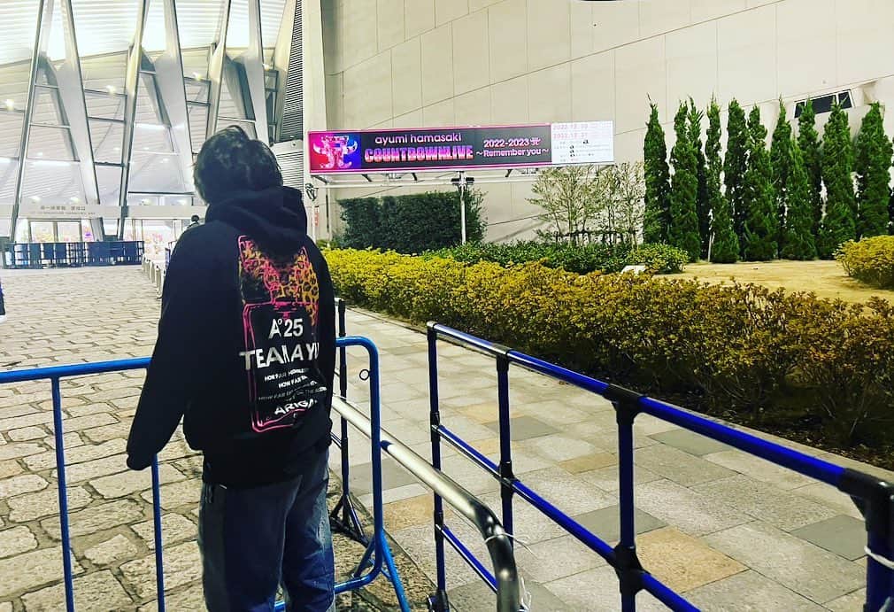 荒木駿平のインスタグラム：「あけましておめでとうございます🎊  今年もステージの上で年越しを迎えられ本当に幸せな瞬間を過ごさせていただきました。 @a.you さんのお陰で2022年も沢山の事を経験させていただきました。  2023年は25周年yearということで自分にできる事全てをかけて最大のバックアップをできる様頑張ります🔥  ライブが終わって1月1日と思ってたら、1月2日の夕方でした。 何時間寝ても寝足りない気がします。 皆様今年もよろしくお願いします🤲  #ライブの為に時間かけて作ったモノをすぐに壊してまた新しいステージに向けて創っていく #儚いけど美しい #怪我なく無事にステージに立てたのは最強のスタッフの皆様のお陰だと改めて思いました #カッコ良すぎるチームの一員に居られる事 #幸せに思います #幸」
