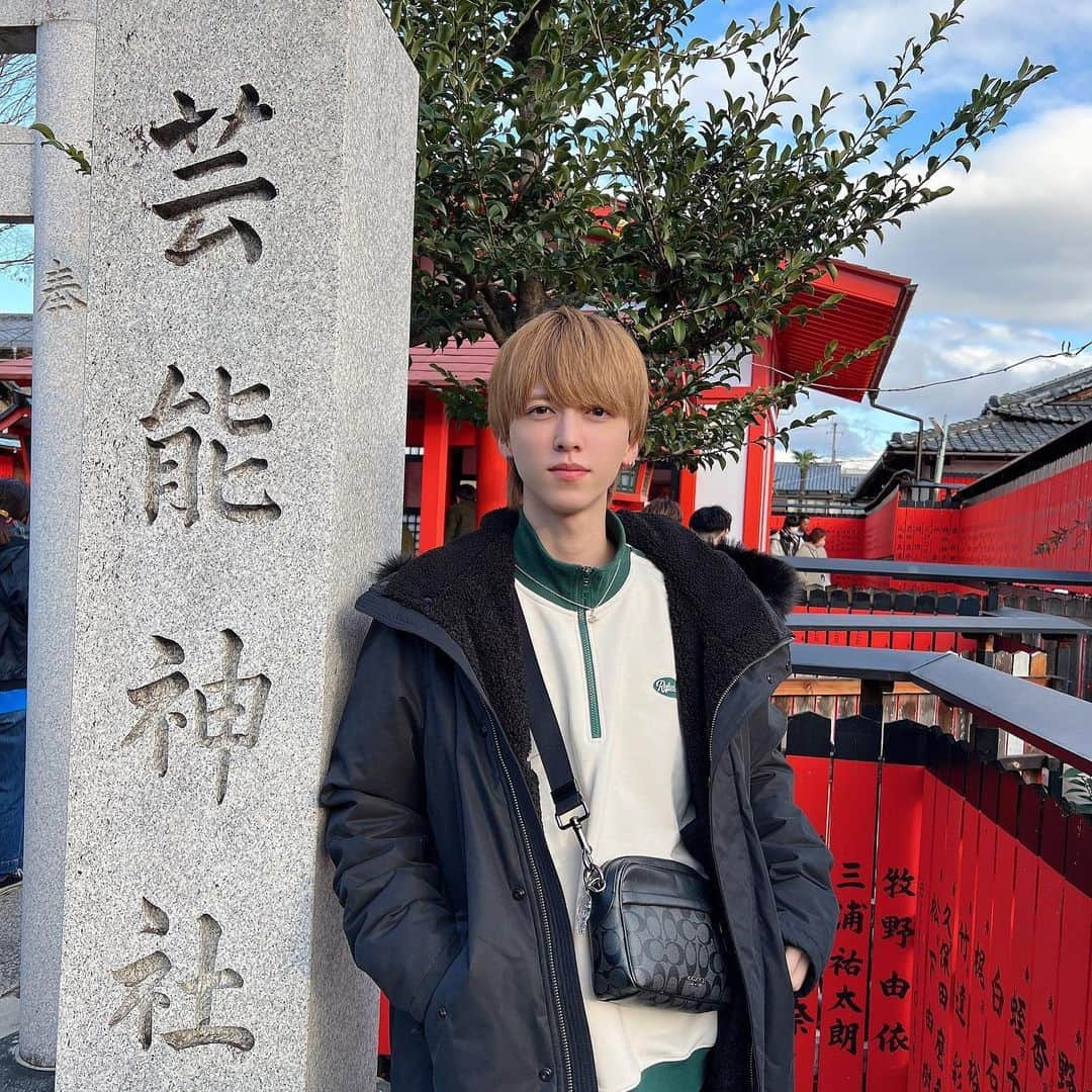 丸橋拓海のインスタグラム：「あけましておめでとうございます🎍🌅🎍 芸能神社にて、丸橋拓海とAXXX1Sが活躍できるようにお祈りして参りました⛩ 今年も応援よろしくお願いします🫰 . . . #AXXX1S#アクシス#アイドル#ResQ#リリイベ#芸能神社#車折神社#丸橋拓海#初詣」