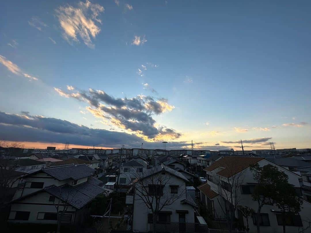 dEnkAのインスタグラム：「地元の空を見つめると 心が安らぐよね🌥  今年もがんばろう😊」