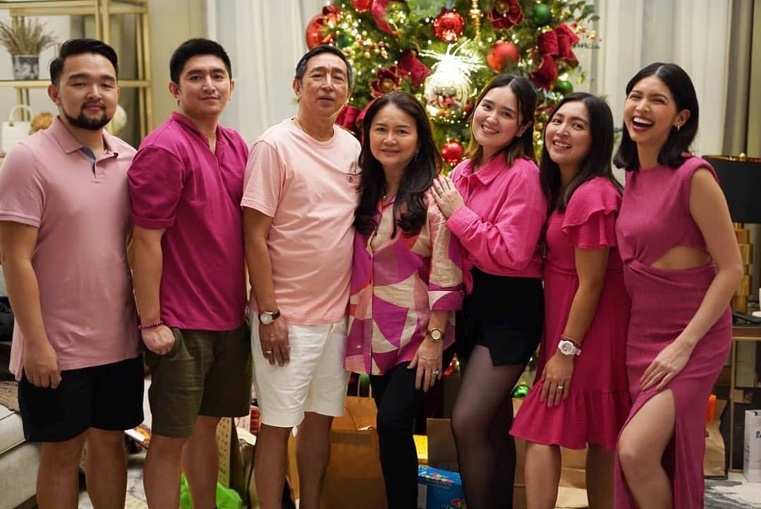 メイン・メンドーサのインスタグラム：「Going into 2023 with the biggest smiles and brightest cheer. Happy New Year from the Mendozas! ✨」