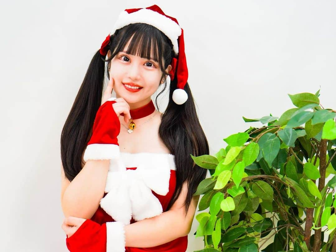 SHIORIさんのインスタグラム写真 - (SHIORIInstagram)「. . セクシーサンタさん🧑‍🎄 . . 撮影会📸 . . 日本ではクリスマスはもう終わったように思えるけど 海外ではメリークリスマス&ハッピーニューイヤーでセットになっているので、実は年明けても少しの間はクリスマスツリーがふつうに飾られているようです🎄 . . 2018年の年末→2019年に 香港で年越しをしたとき 一月になってもツリーがずっと飾られていたので疑問に思ってたら、尊敬してる社長さんが教えてくれました❤️ . . . . #撮影会 #撮影 #グラビアアイドル #グラドル #サンタ #コスプレ #被写体 #彼女感 #黒髪 #清楚 #正統派 #透明感 #ツインテール #ロリ巨乳 #合法ロリ #アイドル #浅草 #秋葉原」1月2日 16時57分 - sweetshiorin