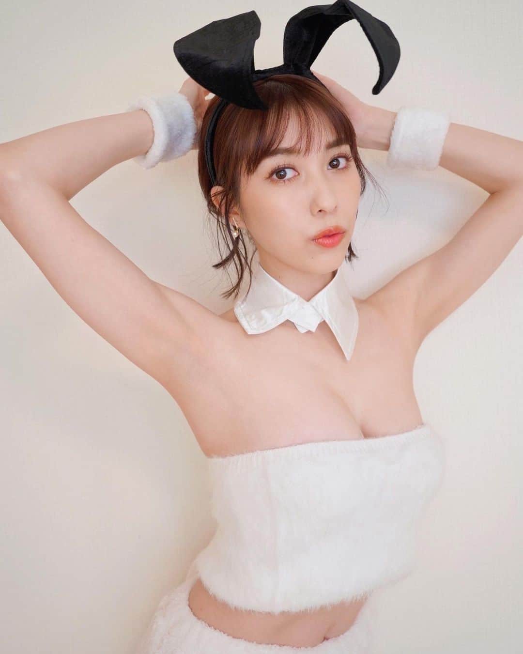 秦瑞穂のインスタグラム：「.  黒耳と白耳があるのです🐰  .  お餅飽きないなー... 永遠に食べられる🥺  .  .  #秦瑞穂 #follow #me #followme #japanesegirl #japan #粉我 #偶像 #インスタグラビア #gravure #instagravure#sexy#셀카놀 #被写体 #selfie #lingerie#2023#卯年#🐰#バニーガール#コスプレ#cosplay #お正月」