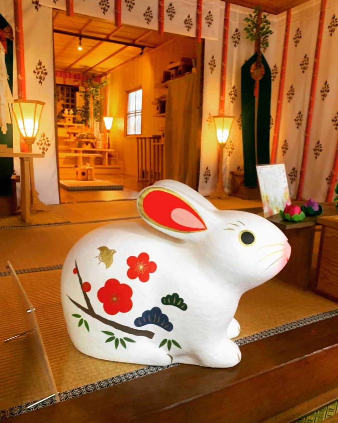 のインスタグラム：「：高司神社  みなさん、もう初詣は行きましたか？？  素敵なスポットがあったので紹介させてください✨  今号で表紙と特集ページにて掲載していただいている『Style郡山1月号』の撮影で行かせてもらった高司神社さん⛩  縁結びの御利益がある高皇産霊神と神産霊神の二柱を祀る磐梯熱海の話題の神社です！  本殿の中にも入れて、大きな干支のうさぎさんと会えました🐇  お守りも御朱印もカラフルでデザインもとっても可愛い！  おみくじも、、見てください！ 大吉！いい2023年になりそうです🌈  しかも、こちらでは黒猫のくまちゃんとも会えちゃいます🐈‍⬛ 人懐っこくて、撮影用のレフ板の間に隠れたり、上に乗って寝ちゃったりですごーく癒されました✨  みなさんもぜひ、2023年の縁結びや運気アップの御祈願で 福島県の磐梯熱海にある高司神社に足を運んでみてください🌸  （スタイル郡山さん、素敵な場所で撮影してくださりありがとうございました😊✨今年もよろしくお願いします！）  （みなさん、ぜひ本誌を手にしてくださいね〜〜📖）  #高司神社 #神社 #神社巡り  #神社仏閣  #神社好きな人と繋がりたい  #初詣 #2023年 #明けましておめでとうございます  #新年のご挨拶 #パワースポット #運気アップ #福島 #熱海 #磐梯熱海 #郡山 #猫 #祈願 #カラフル #おみくじ #縁結び #お守り #御朱印 #御朱印帳  #御朱印巡り」
