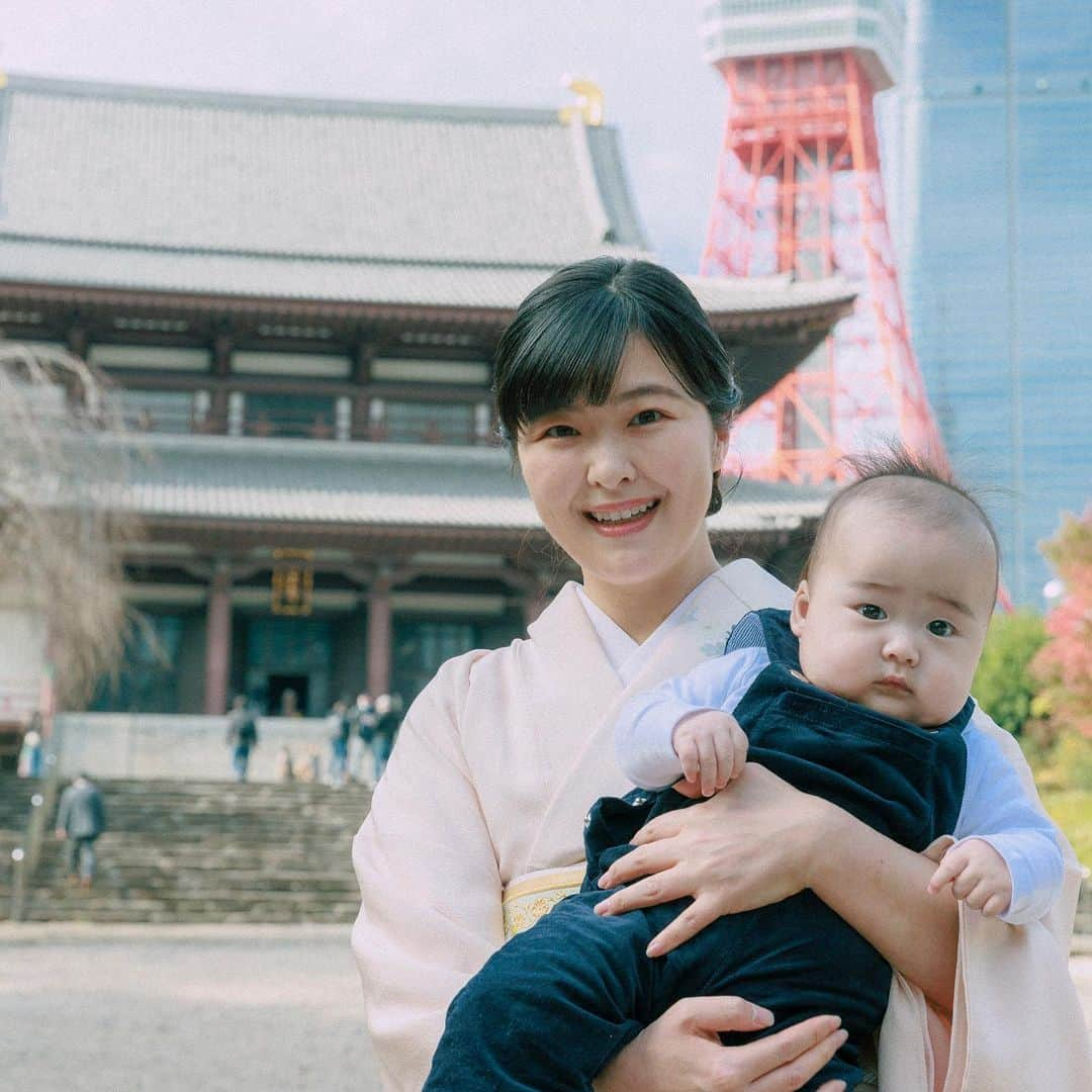 高橋絵理のインスタグラム：「あけましておめでとうございます🎍❤️ 2022年は初めての妊娠・出産・育児で特別な1年となりました。 予定通り産後2ヶ月で復帰し、産前とほぼ変わらず働けたのはスタッフはじめ友人や保育園の先生方などたくさんの方の助けがあったからです。本当にありがとうございました。 (4枚目の写真はミルクをあげてくれてる高橋秘書w 第2の母😂)  母になったらもっと自分が劇的に変わると思ってたんやけど、ぶっちゃけそんなに変わらなかった。 確かに育児というこれまでなかった大量のタスクが増えたけれど、びっくりするくらい私は私のままでした。笑  きっと私が自分の人生を楽しく全力で生きる姿を見せるのが何より息子にとって学びになると思っています。 息子を理由にいろんなことをセーブしたり諦めることは極力せずむしろプラスにして新しいことにもチャレンジしていきたいです。  2023年も仕事・育児どちらも全力で楽しみながら駆け抜けます💨  どうぞ本年もよろしくお願いします。  hair&make @omiki_makeup  Photo @k15h1_   #新年のご挨拶 #高橋絵理 #カタルチア」