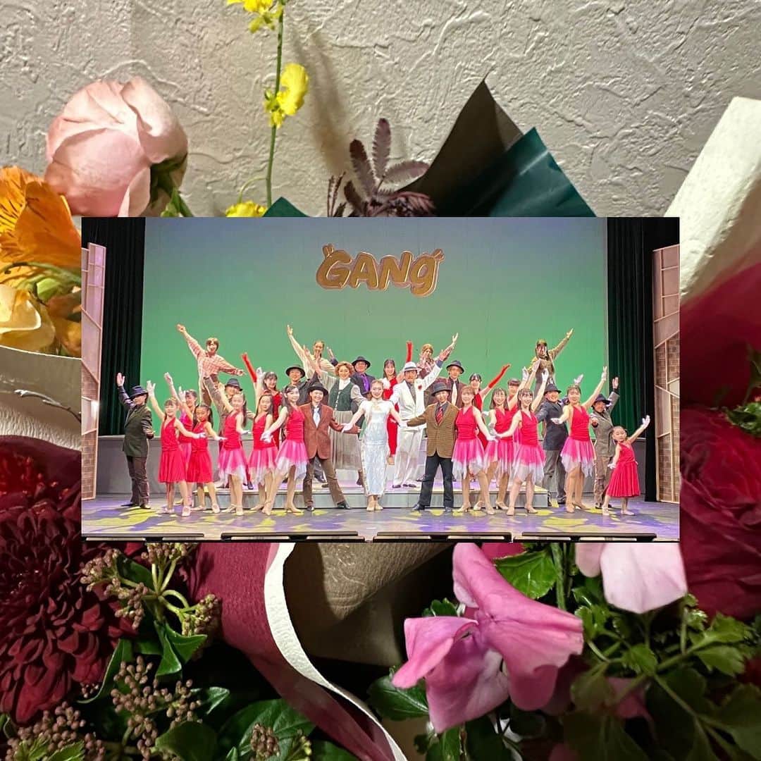 遠藤愛のインスタグラム：「💐  ミュージカル #GANG2022伝承 ご来場いただいた皆様、ありがとうございました💃 約2年ぶりの舞台でとても不安で緊張していたのですが、 郡司さんや大木さんをはじめ、たくさんのキャストの方々に 支えられながら無事に千秋楽を終えることができました。 実は、稽古期間中に大好きな祖母が急に天国に旅立ち、 心が折れてしまってこのまま公演を迎えることができるか とても不安だったのですが、天国で見守ってくれていると 信じ続けて、千秋楽まで全力で頑張ることができました。 きっと無事に公演が終わって祖母もホッとしてくれていると 信じて、これから先も頑張りたいと思います☁ そしてコロナ禍ではありましたが、誰1人欠けることなく 全員で舞台に立てたことがとても嬉しいです🍀 見に来てくださった方にとって、思い出の1ページに 刻んでいただけていたらとても嬉しいです🫶🏻 本当にありがとうございましたˆˆ  赤組・アマリス役 遠藤愛」