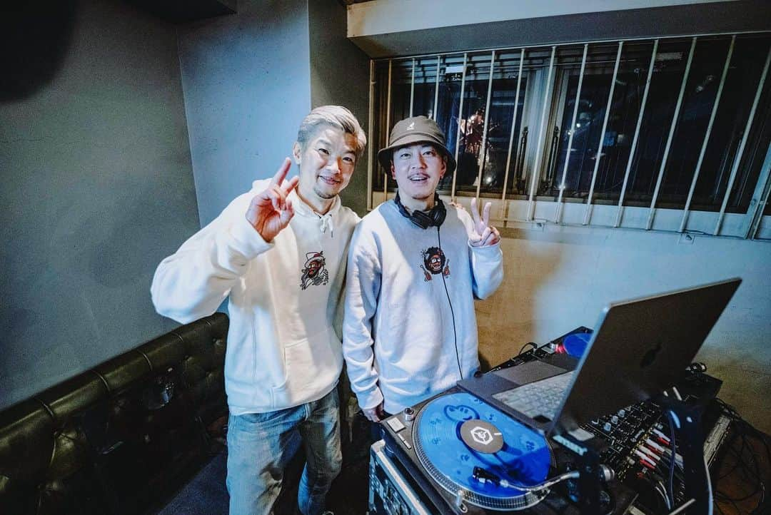 DJ B=BALLさんのインスタグラム写真 - (DJ B=BALLInstagram)「Happy New Year 2023🌅  Tokyo - Okinawa - Osaka @boxerjuntaro が @shyoudog @chehon440 と作った2冊の絵本のリリースツアー(完)  アーティストのBOXER JUNTAROさんが愉快な仲間達とハッピーバイブスをお届けするツアーに参加させて頂きました。東京、沖縄、大阪と三ヶ所ともに大成功◎。  特に地元大阪は、子供を連れて家族で遊びに来てる方が多数で、さらにハッピーな空間でした。  私は普段、暗い箱の中でギラギラな照明を当たりながらDJをする事が多いのですが、東京＆大阪では、飲食店を貸し切ってのイベントで、そういった照明効果のない常に一定の暖色な明るさの現場ってだけでも新鮮でした。  最終日に絵本を買おうと思っていましたが、即完😵  中身は見させてもらいましたが本当に素敵な絵本です◎  今回のツアーで2回目の参加でしたが、一昨年よりもさらにハッピーバイブスに溢れていました♪  改めてお疲れ様でした&ありがとうございました◎  また一つ経験値UPさせていただきました↑  Bip Respect🤘」1月2日 9時05分 - djbball