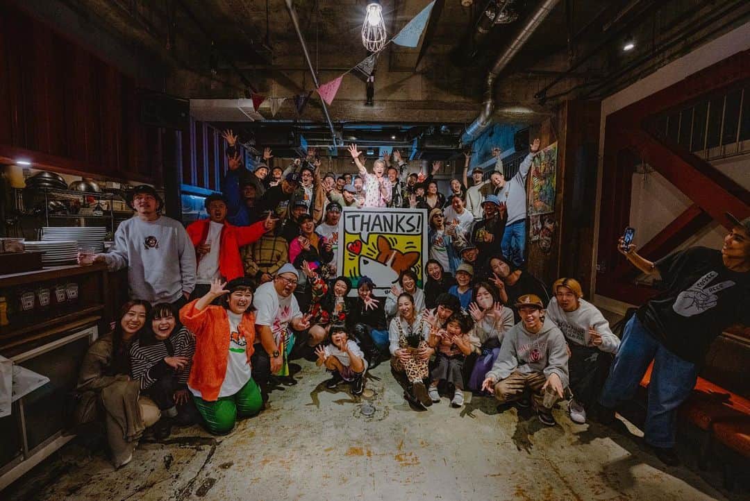 DJ B=BALLさんのインスタグラム写真 - (DJ B=BALLInstagram)「Happy New Year 2023🌅  Tokyo - Okinawa - Osaka @boxerjuntaro が @shyoudog @chehon440 と作った2冊の絵本のリリースツアー(完)  アーティストのBOXER JUNTAROさんが愉快な仲間達とハッピーバイブスをお届けするツアーに参加させて頂きました。東京、沖縄、大阪と三ヶ所ともに大成功◎。  特に地元大阪は、子供を連れて家族で遊びに来てる方が多数で、さらにハッピーな空間でした。  私は普段、暗い箱の中でギラギラな照明を当たりながらDJをする事が多いのですが、東京＆大阪では、飲食店を貸し切ってのイベントで、そういった照明効果のない常に一定の暖色な明るさの現場ってだけでも新鮮でした。  最終日に絵本を買おうと思っていましたが、即完😵  中身は見させてもらいましたが本当に素敵な絵本です◎  今回のツアーで2回目の参加でしたが、一昨年よりもさらにハッピーバイブスに溢れていました♪  改めてお疲れ様でした&ありがとうございました◎  また一つ経験値UPさせていただきました↑  Bip Respect🤘」1月2日 9時05分 - djbball