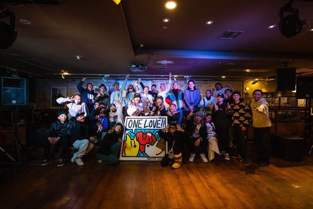 DJ B=BALLさんのインスタグラム写真 - (DJ B=BALLInstagram)「Happy New Year 2023🌅  Tokyo - Okinawa - Osaka @boxerjuntaro が @shyoudog @chehon440 と作った2冊の絵本のリリースツアー(完)  アーティストのBOXER JUNTAROさんが愉快な仲間達とハッピーバイブスをお届けするツアーに参加させて頂きました。東京、沖縄、大阪と三ヶ所ともに大成功◎。  特に地元大阪は、子供を連れて家族で遊びに来てる方が多数で、さらにハッピーな空間でした。  私は普段、暗い箱の中でギラギラな照明を当たりながらDJをする事が多いのですが、東京＆大阪では、飲食店を貸し切ってのイベントで、そういった照明効果のない常に一定の暖色な明るさの現場ってだけでも新鮮でした。  最終日に絵本を買おうと思っていましたが、即完😵  中身は見させてもらいましたが本当に素敵な絵本です◎  今回のツアーで2回目の参加でしたが、一昨年よりもさらにハッピーバイブスに溢れていました♪  改めてお疲れ様でした&ありがとうございました◎  また一つ経験値UPさせていただきました↑  Bip Respect🤘」1月2日 9時05分 - djbball