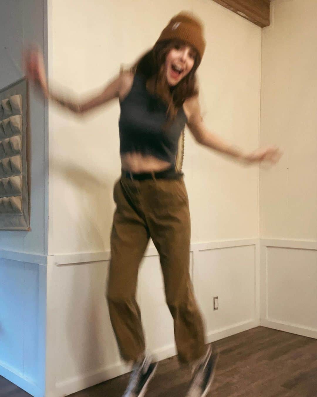 Acacia Brinleyのインスタグラム：「Oh my god, what happened to her 🌀」
