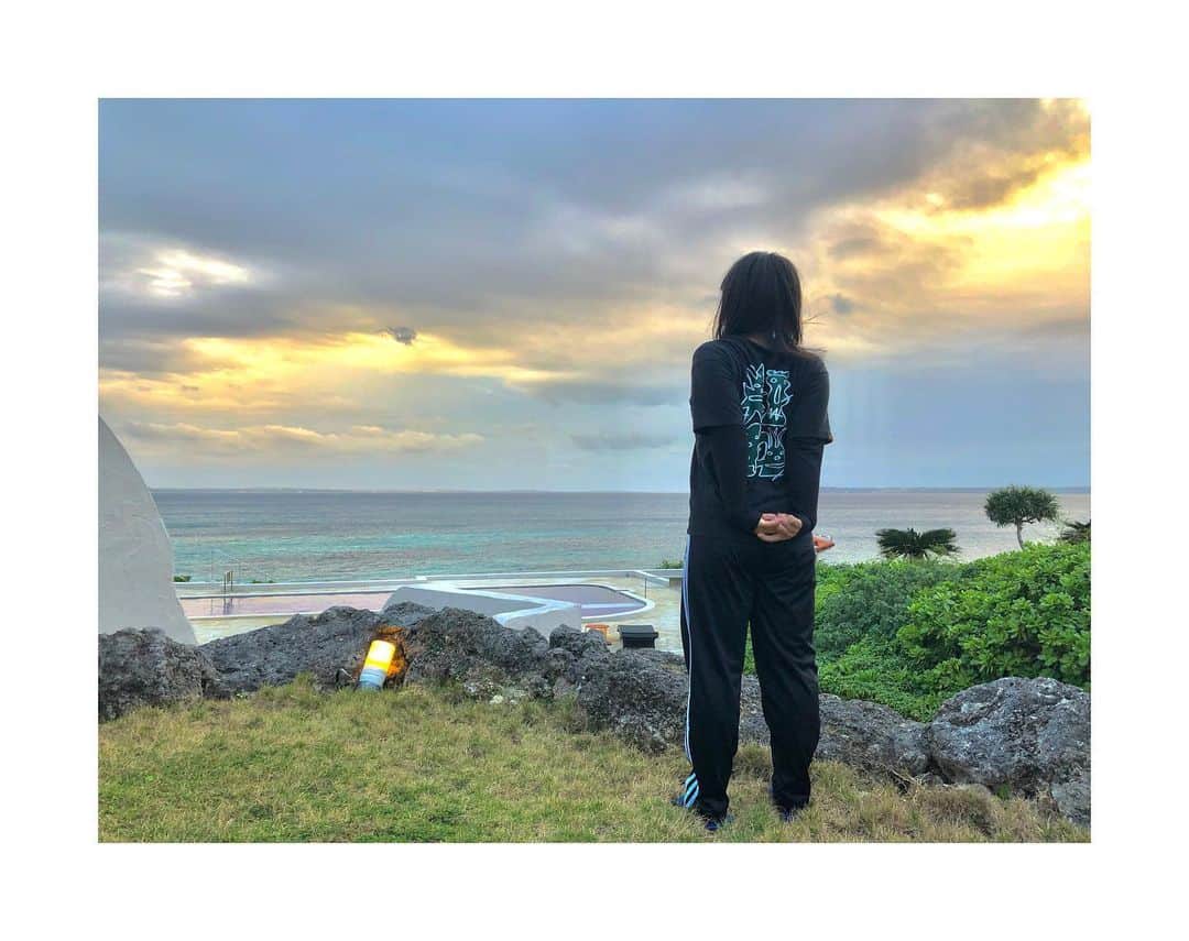 村上茉愛のインスタグラム：「.  新年あけましておめでとうございます🎍⛩  皆様、本年もどうぞ宜しくお願い致します🥰  昨年は生活が大きく変わる1年となり 新しい経験ばかりでした、、、 でも最高に楽しかったです！  まだまだ未熟なのでお勉強ばかりですが 今年も実りある年になるように精一杯頑張ります💗  皆様もお身体に気をつけて良い1年をお過ごしください♪  #沖縄 #宮古 #なかなか晴れなくて残念☁️」